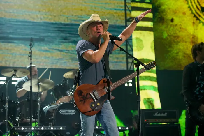 Record Breaking: Kenny Chesney is set for to night.