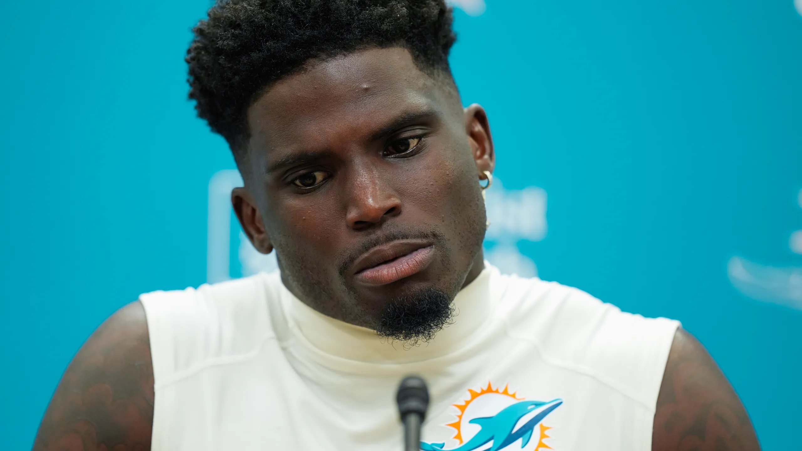 Breaking News: Punch Coach McDaniel; Reaction After Dolphins Legendary Tyreek Hill  Suspended Due To… 