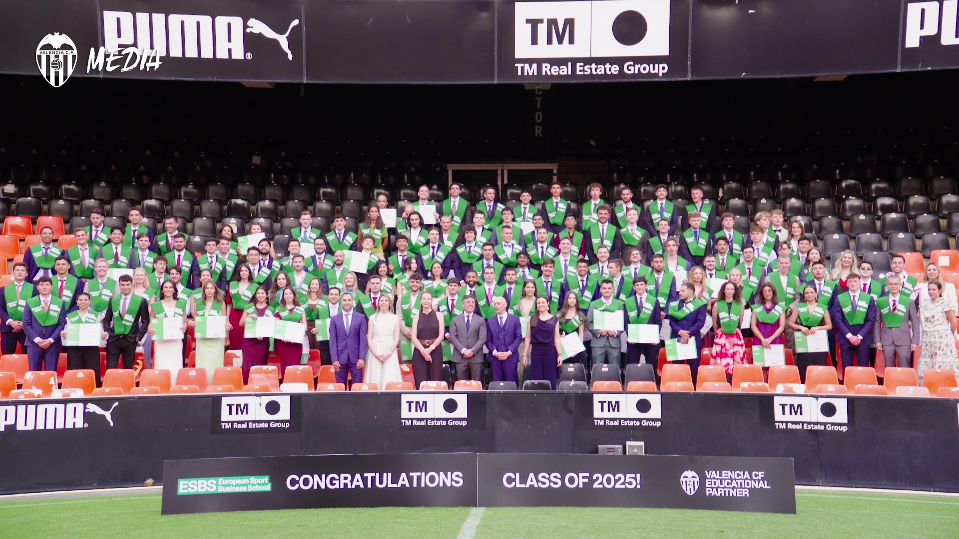 La promoción 2025 del MBA de Valencia C.F. asiste a la ceremonia de graduación.